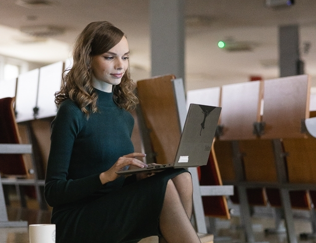 Akademia menedżera | Studia podyplomowe we Wrocławiu | Uniwersytet WSB Merito we Wrocławiu: studentka używająca laptopa