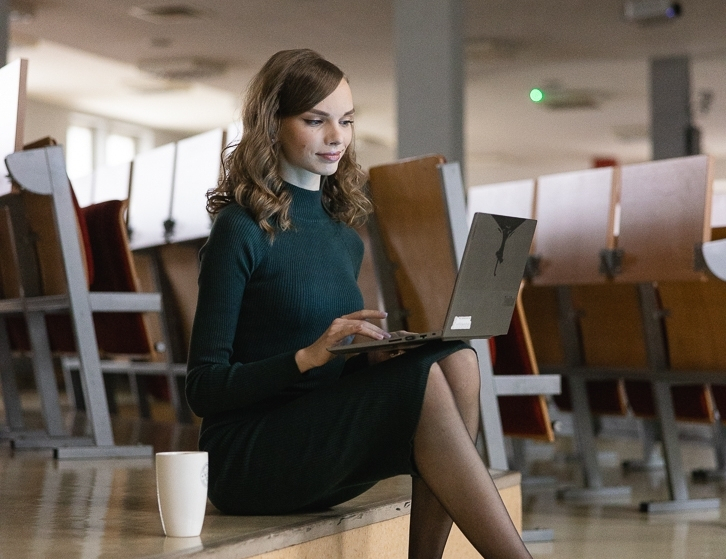 Akademia menedżera | Studia podyplomowe we Wrocławiu | Uniwersytet WSB Merito we Wrocławiu: studentka używająca laptopa