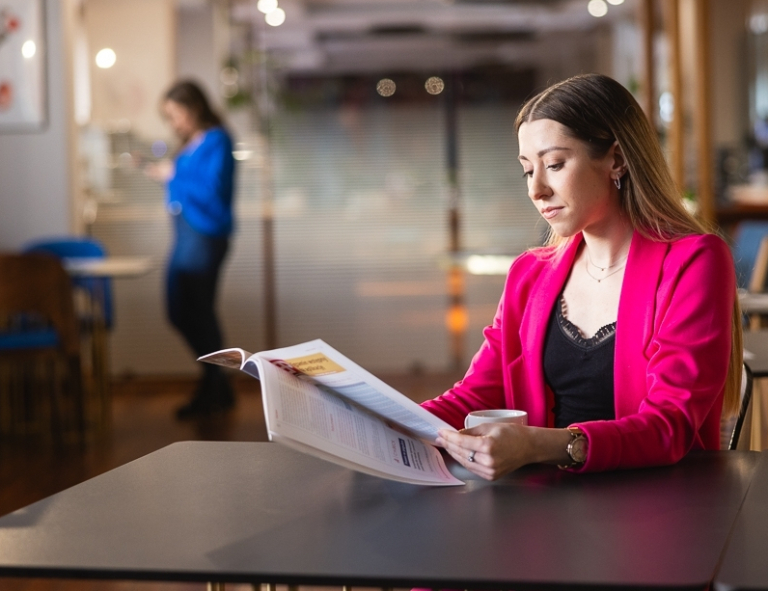 Luksus Przyszłości: Moda, Zdrowie i Relaks – Zarządzanie i Marketing w branży FMCG | Studia podyplomowe we Wrocławiu | Uniwersytet WSB Merito we Wrocławiu: uczestniczka studiów podyplomowych czytająca katalog