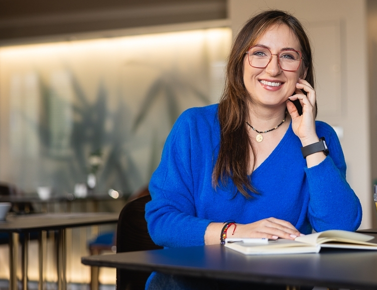 Kadry i płace | Studia podyplomowe we Wrocławiu | Uniwersytet WSB Merito we Wrocławiu: uczestniczka studiów podyplomowych rozmawiające przez telefon