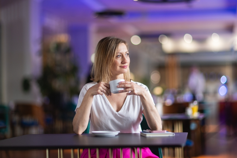 ENTER e-Tourism Conference: The home for knowledge in ICTs in travel and tourism. | Uniwersytet WSB Merito we Wrocławiu: uczestniczka studiów podyplomowych pijąca kawę