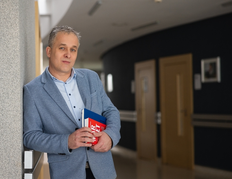 Kompetencje przyszłości | Studia podyplomowe we Wrocławiu | Uniwersytet WSB Merito we Wrocławiu: uczestnik studiów podyplomowych pozujący do zdjęcia