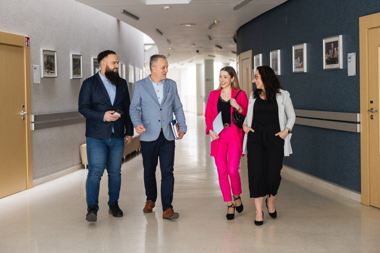 Język niemiecki w przedsiębiorstwie | Studia podyplomowe we Wrocławiu | Uniwersytet WSB Merito we Wrocławiu: uczestnicy studiów podyplomowych idący korytarzem