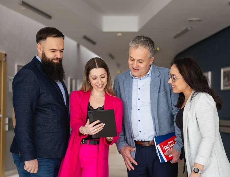 Health and Wellness Coaching | Studia podyplomowe we Wrocławiu | Uniwersytet WSB Merito we Wrocławiu: uczestnicy studiów podyplomowych pracujący nad wspólnym projektem