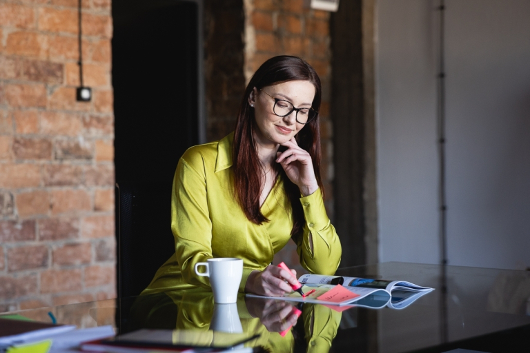 Oferta dla biznesu | Uniwersytet WSB Merito we Wrocławiu: uczestniczka studiów podyplomowych sporządzająca notatki