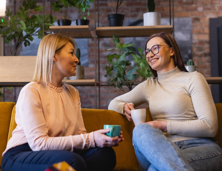 Programowanie aplikacji Java | Studia podyplomowe we Wrocławiu | Uniwersytet WSB Merito we Wrocławiu: uczestnicy studiów podyplomowych rozmawiający w kawiarni