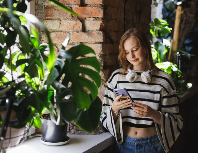 AI & Data Science | Studia I stopnia we Wrocławiu | Uniwersytet WSB Merito we Wrocławiu: studentka używająca telefonu