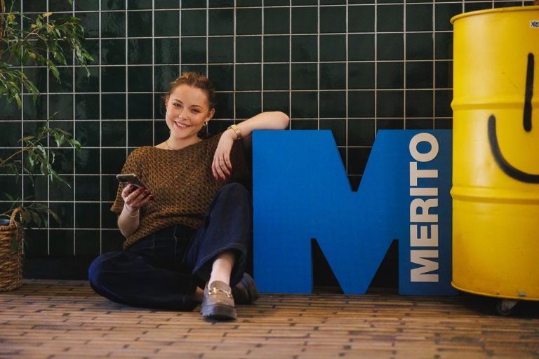 Programista gier komputerowych | Studia I stopnia we Wrocławiu | Uniwersytet WSB Merito we Wrocławiu: studentka pozująca do zdjęcia