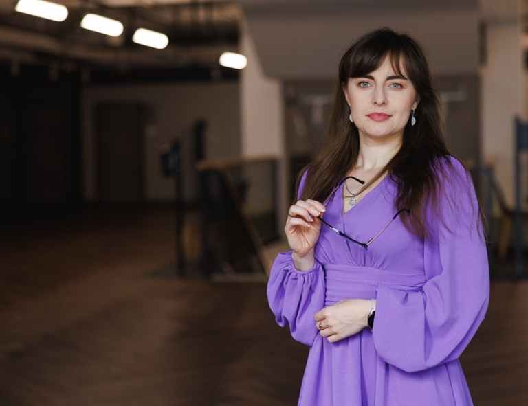 Digital Marketing Masterclass, studia podyplomowe: uczestniczka studiów podyplomowych pozująca do zdjęcia