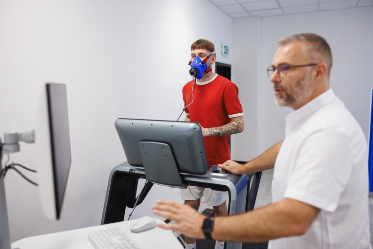 Dietetyka w sporcie | Studia podyplomowe we Wrocławiu | Uniwersytet WSB Merito we Wrocławiu: studenci odbywający zajęcia w laboratorium dietetyki i kalorymetrii