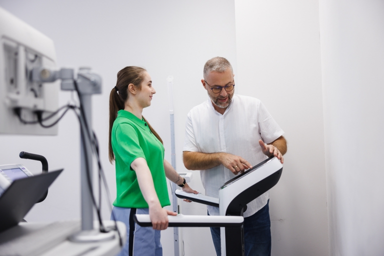 Laboratorium dietetyki i kalorymetrii | Uniwersytet WSB Merito we Wrocławiu: studenci odbywający zajęcia w laboratorium dietetyki i kalorymetrii