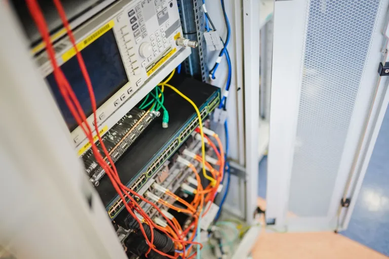 Laboratorium technologii LTE i 5G "Lab powered by Nokia" | Uniwersytet WSB Merito we Wrocławiu: Lab powered by Nokia