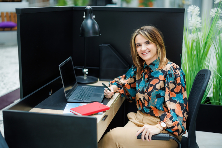 Zarządzanie logistyką w służbach mundurowych | Studia podyplomowe we Wrocławiu | Uniwersytet WSB Merito we Wrocławiu: uczestniczka studiów podyplomowych korzystająca z laptopa