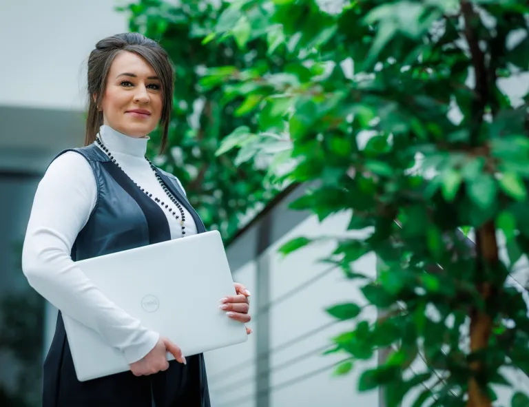 Stress Reduction Program | Studia podyplomowe we Wrocławiu | Uniwersytet WSB Merito we Wrocławiu: uczestniczka studiów podyplomowych pozująca do zdjęcia