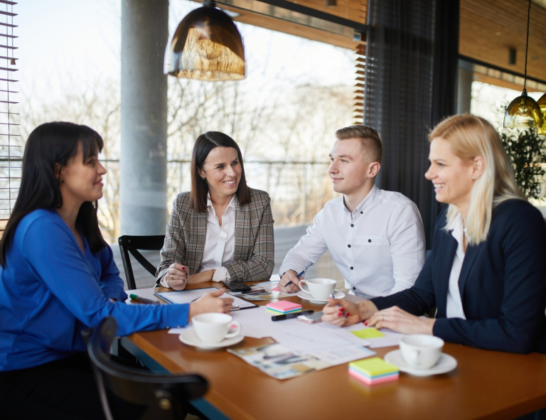 HR Business Partner | Studia podyplomowe we Wrocławiu | Uniwersytet WSB Merito we Wrocławiu: uczestnicy studiów podyplomowych rozmawiający w kawiarnii