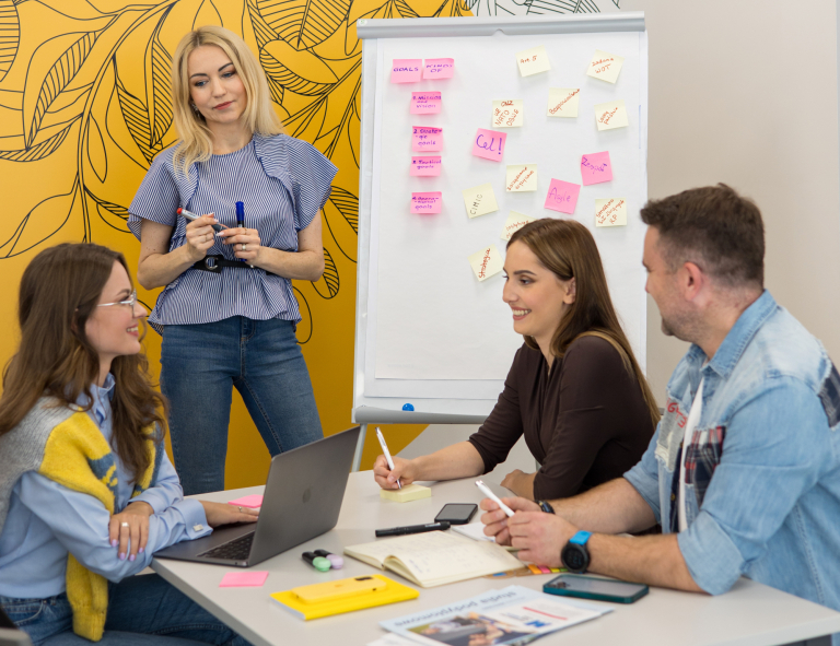 Zakupy w biznesie | Studia podyplomowe we Wrocławiu | Uniwersytet WSB Merito we Wrocławiu: uczestnicy studiów podyplomowych pracujący nad wspólnym projektem