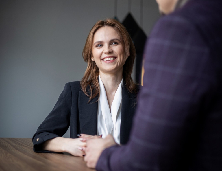 Język angielski w przedsiębiorstwie | Studia podyplomowe we Wrocławiu | Uniwersytet WSB Merito we Wrocławiu: uczestniczka studiów podyplomowych rozmawiająca w kawiarni