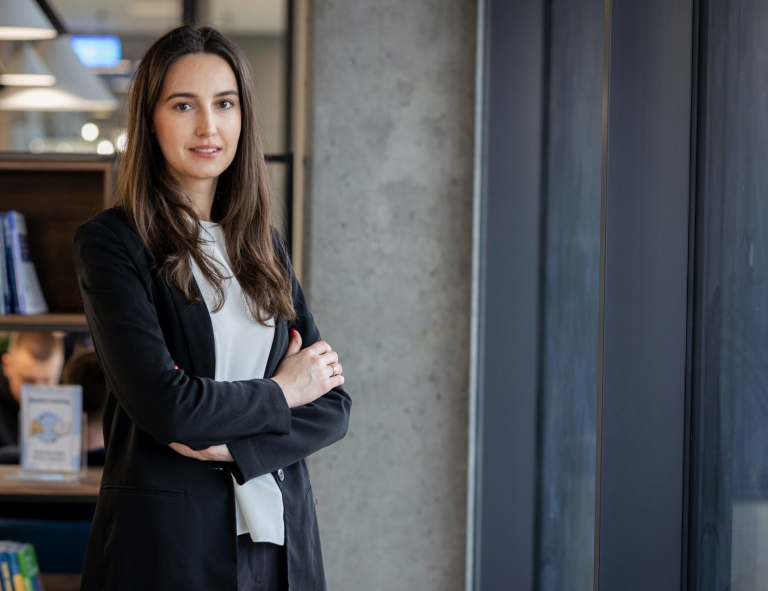 Język angielski w przedsiębiorstwie | Studia podyplomowe we Wrocławiu | Uniwersytet WSB Merito we Wrocławiu: uczestniczka studiów podyplomowych pozująca do zdjęcia