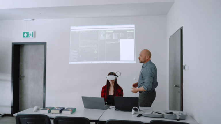 Laboratorium przywództwa Neurolider | Uniwersytet WSB Merito we Wrocławiu: studenci odbywający zajęcia w laboratorium przywództwa neurolider