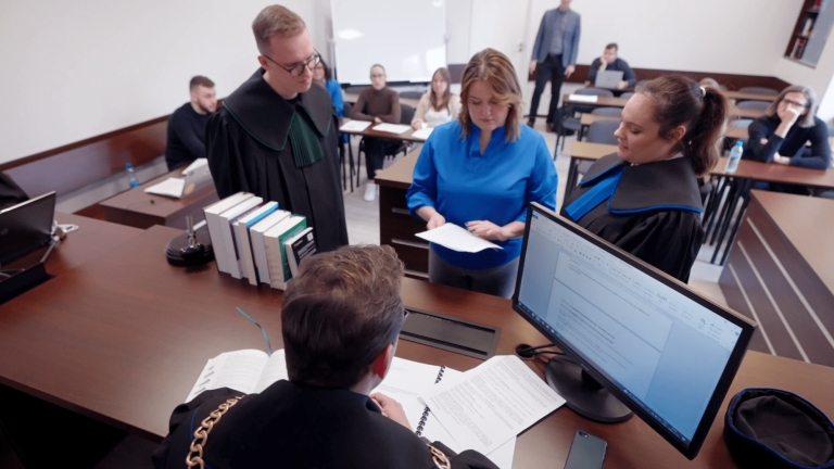 Sala rozpraw sądowych | Uniwersytet WSB Merito we Wrocławiu: studenci odbywający zajęcia w sali rozpraw sądowych