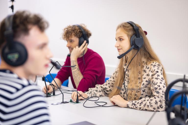 Sale do tłumaczeń ustnych | Uniwersytet WSB Merito we Wrocławiu: studenci odbywający zajęcia w sali do tłumaczeń ustnych