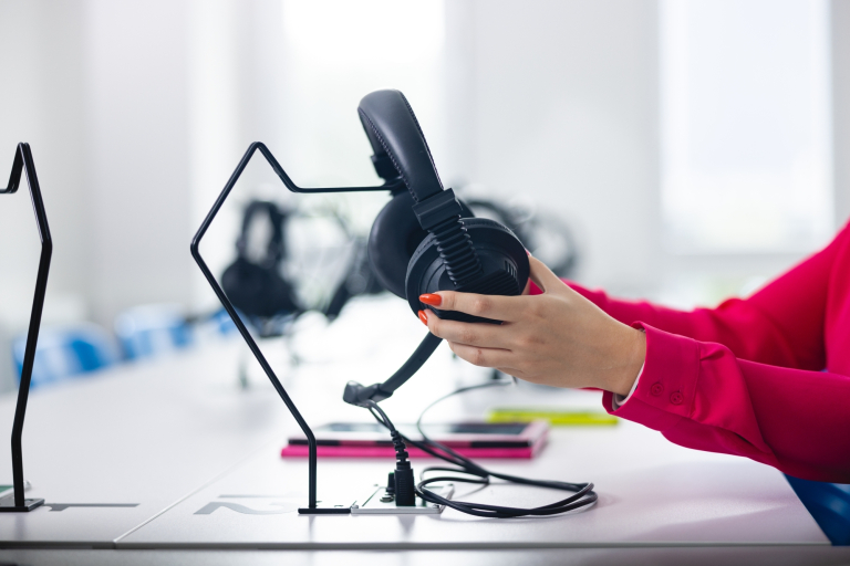 Sale do tłumaczeń ustnych | Uniwersytet WSB Merito we Wrocławiu: studenci odbywający zajęcia w sali do tłumaczeń ustnych