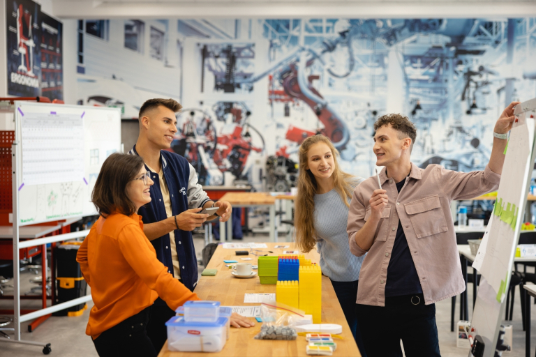 Centrum Lean Management | Uniwersytet WSB Merito we Wrocławiu: studenci odbywający zajęcia w centrum lean management