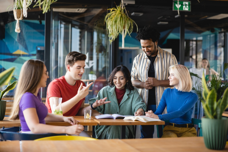 Psychoneuroimmunologia (PNI) | Studia podyplomowe we Wrocławiu | Uniwersytet WSB Merito we Wrocławiu: studenci rozmawiający w kawiarni