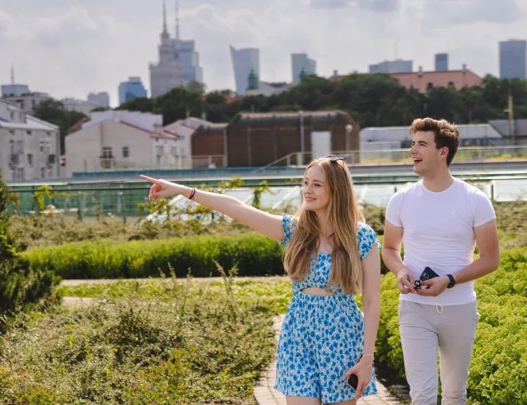 Turystyka międzynarodowa | Studia I stopnia we Wrocławiu | Uniwersytet WSB Merito we Wrocławiu: studenci spacerujący i zwiedzający miasto