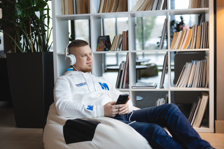 Tworzenie aplikacji internetowych i mobilnych | Studia podyplomowe we Wrocławiu | Uniwersytet WSB Merito we Wrocławiu: student słuchający muzyki