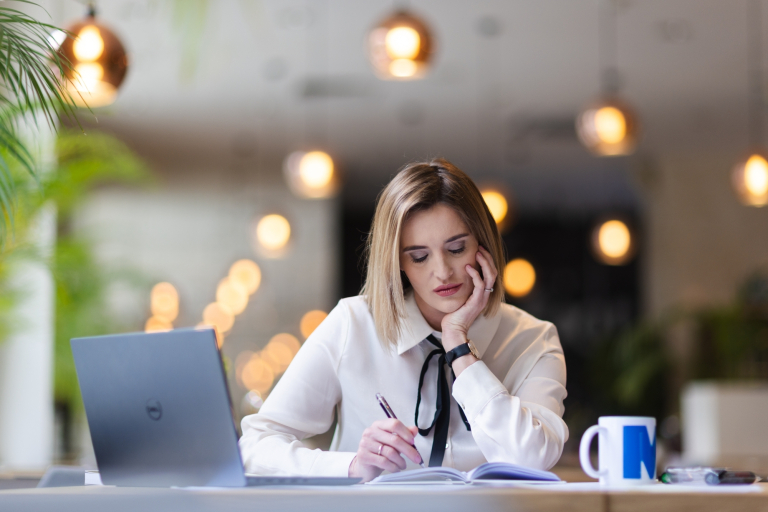 Projektowanie i rozwój nowoczesnych aplikacji SAP FIORI | Studia podyplomowe we Wrocławiu | Uniwersytet WSB Merito we Wrocławiu: studentka sporządzająca notatki