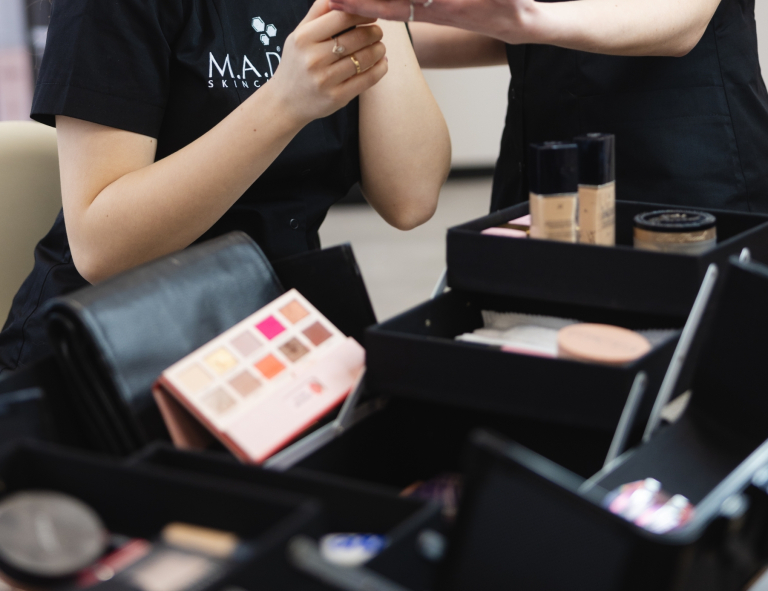 Wizaż fashion i beauty | Studia I stopnia we Wrocławiu | Uniwersytet WSB Merito we Wrocławiu: studentka podczas zajęć w pracowni wizażu