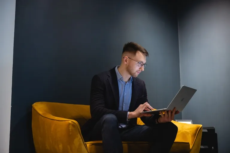 Copywriting sprzedażowy z AI | Studia podyplomowe we Wrocławiu | Uniwersytet WSB Merito we Wrocławiu: student pracujący na laptopie