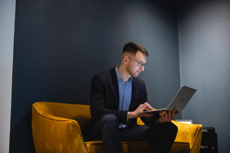 Copywriting sprzedażowy z AI | Studia podyplomowe we Wrocławiu | Uniwersytet WSB Merito we Wrocławiu: student pracujący na laptopie