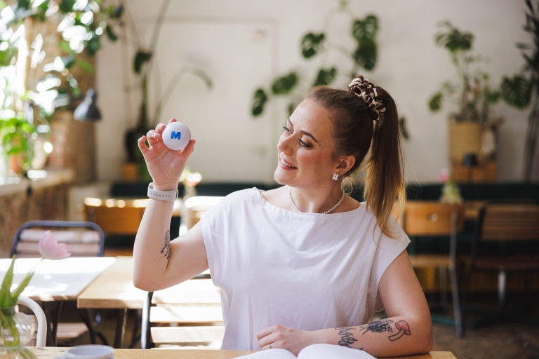 Zintegrowana terapia i  wsparcie osób z  ADHD | Studia podyplomowe we Wrocławiu | Uniwersytet WSB Merito we Wrocławiu: studentka trzymająca piłeczkę z logo