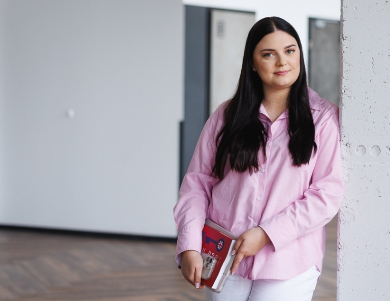 Automatyzacja i robotyzacja procesów | Studia I stopnia we Wrocławiu | Uniwersytet WSB Merito we Wrocławiu: studentka pozująca do zdjęcia