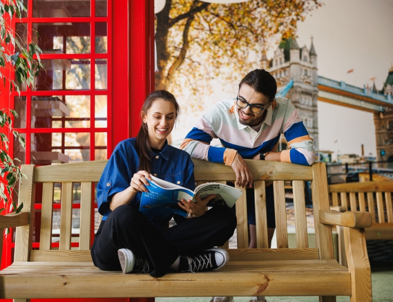 Psychologia skutecznej sprzedaży | Studia podyplomowe we Wrocławiu | Uniwersytet WSB Merito we Wrocławiu: studenci przeglądający katalog