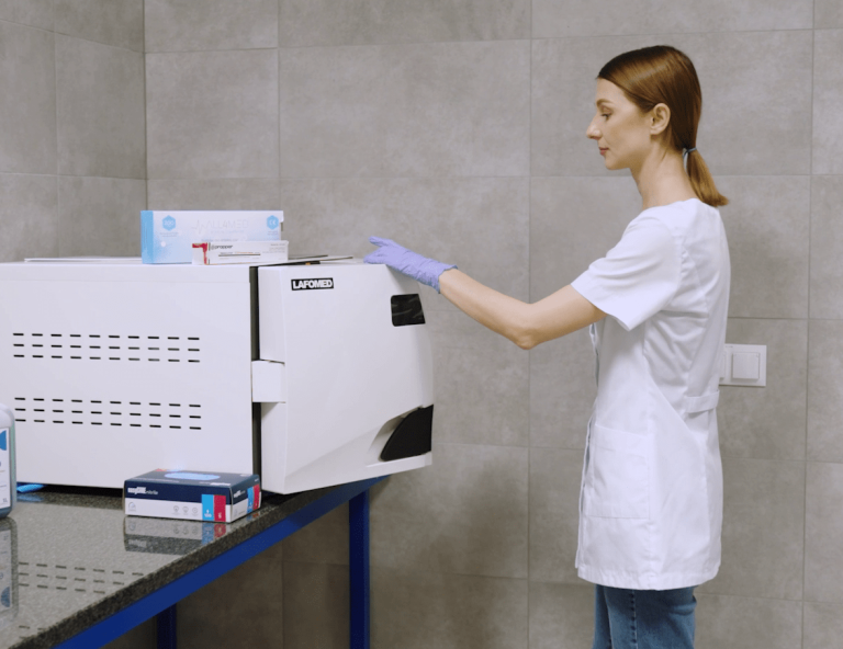 Podologia | Studia I stopnia we Wrocławiu | Uniwersytet WSB Merito we Wrocławiu: studentka podczas zajęć w pracowni kosmetologicznej