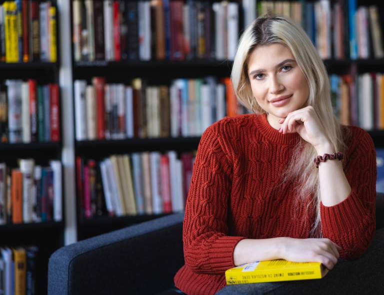 Zarządzanie wymaganiami i analiza biznesowa | Studia podyplomowe we Wrocławiu | Uniwersytet WSB Merito we Wrocławiu: uczestniczka studiów podyplomowych pozująca do zdjęcia