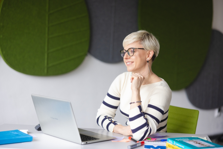 Pedagogika opiekuńczo-wychowawcza w koncepcji Marii Montessori | Studia podyplomowe we Wrocławiu | Uniwersytet WSB Merito we Wrocławiu: uczestniczka studiów podyplomowych pracująca nad projektem