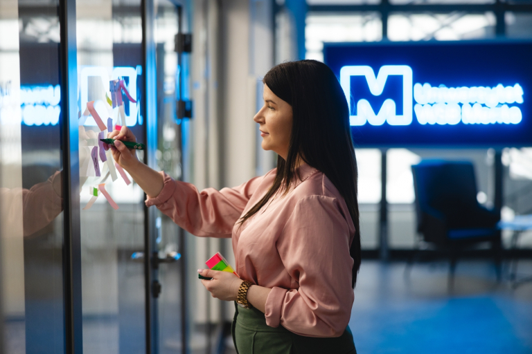 Energetyka wiatrowa | Studia podyplomowe we Wrocławiu | Uniwersytet WSB Merito we Wrocławiu: uczestniczka studiów podyplomowych sporządzająca fiszki