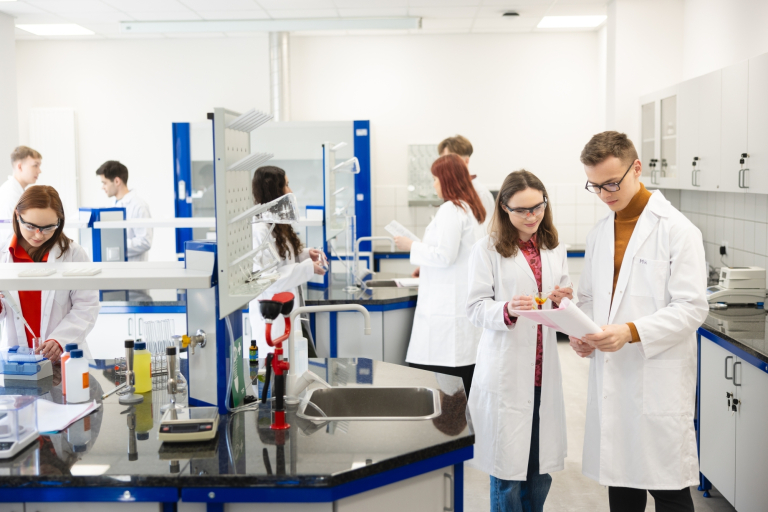 Laboratorium chemii, biochemii i mikrobiologii | Uniwersytet WSB Merito we Wrocławiu: studenci podczas zajęć w laboratorium chemii, biochemii i mikrobiologii