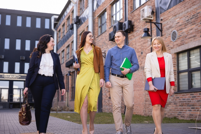 Zamówienia publiczne | Studia podyplomowe we Wrocławiu | Uniwersytet WSB Merito we Wrocławiu: uczestnicy studiów podyplomowych spacerujący po kampusie