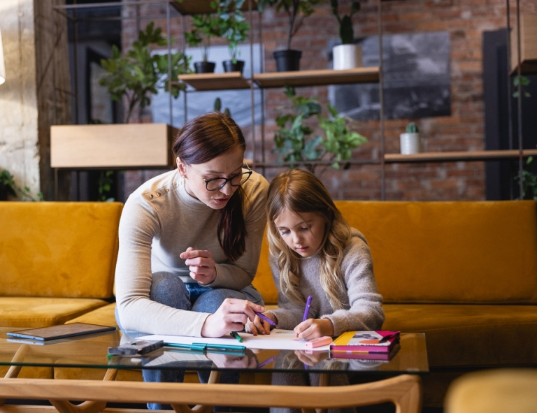 Psychodietetyka pediatryczna | Studia podyplomowe we Wrocławiu | Uniwersytet WSB Merito we Wrocławiu: uczestniczka studiów podyplomowych wykonująca ćwiczenia z dzieckiem