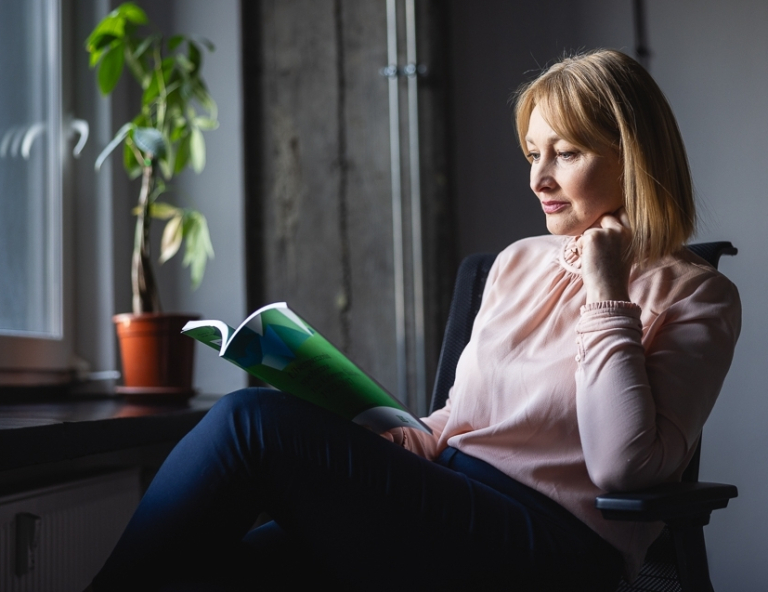 Relacje z biznesem w praktyce | Uniwersytet WSB Merito we Wrocławiu: uczestniczka studiów podyplomowych czytająca książkę