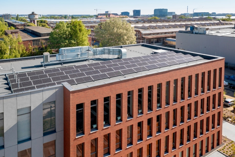 Zrównoważony rozwój | Uniwersytet WSB Merito we Wrocławiu: fotowoltaika na budynku g