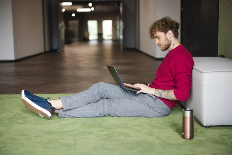 Zrównoważony rozwój | Uniwersytet WSB Merito we Wrocławiu: student pracujący na laptopie