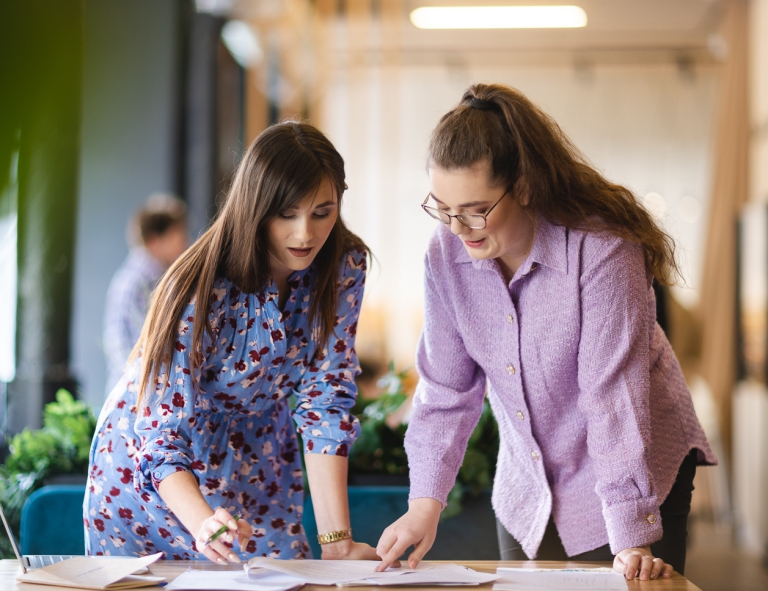 Oferta dla biznesu | Uniwersytet WSB Merito we Wrocławiu: studenci pracujący nad wspólnym projektem 