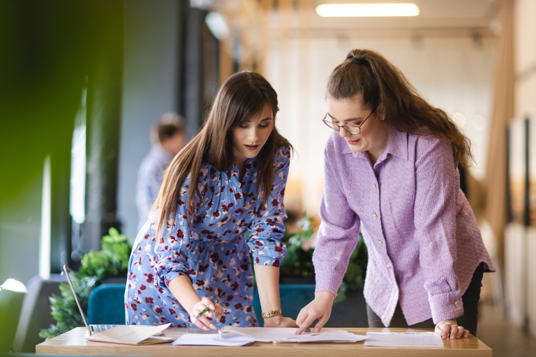 Oferta dla biznesu | Uniwersytet WSB Merito we Wrocławiu: studenci pracujący nad wspólnym projektem 