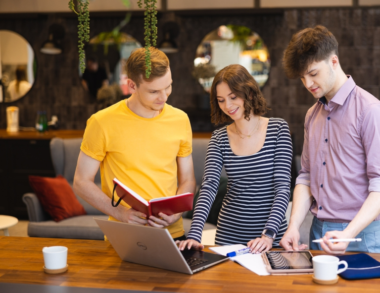 Menedżer logistyki – studia 3-semestralne | Studia I stopnia we Wrocławiu | Uniwersytet WSB Merito we Wrocławiu: Grupa osób pracujących razem przy laptopie